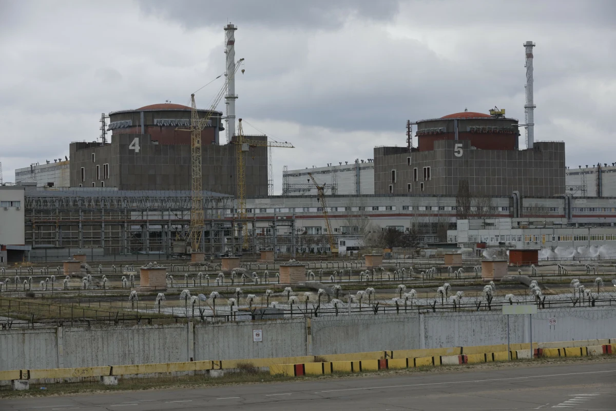 Międzynarodowa Agencja Energii Atomowej (MAEA) poinformowała, że w elektrownię jądrową w Zaporożu – największy tego typu obiekt w Europie – uderzył dron. Według wstępnych ustaleń, bezzałogowiec trafił w budynek turbiny, powodując powstanie dziury w ścianie.
