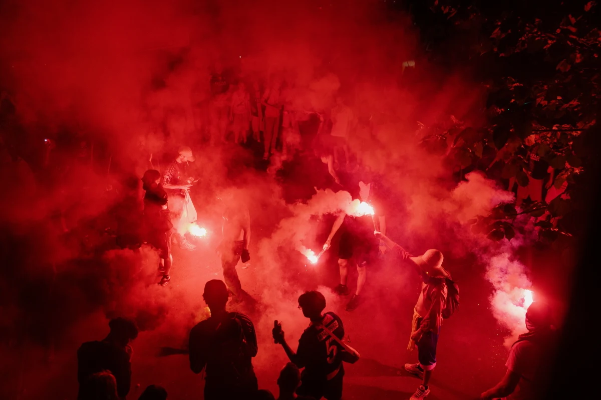 ​Zamieszki w Paryżu i innych francuskich miastach po drugim z rzędu zwycięstwie Paris Saint Germain w rozgrywkach Ligi Mistrzów. W starciach rannych zostało siedmiu funkcjonariuszy policji, zaś 416 osób zostało zatrzymanych. Policja szacuje, że na Polach Elizejskich sukces stołecznej drużyny świętowało co najmniej 20 tysięcy fanów.