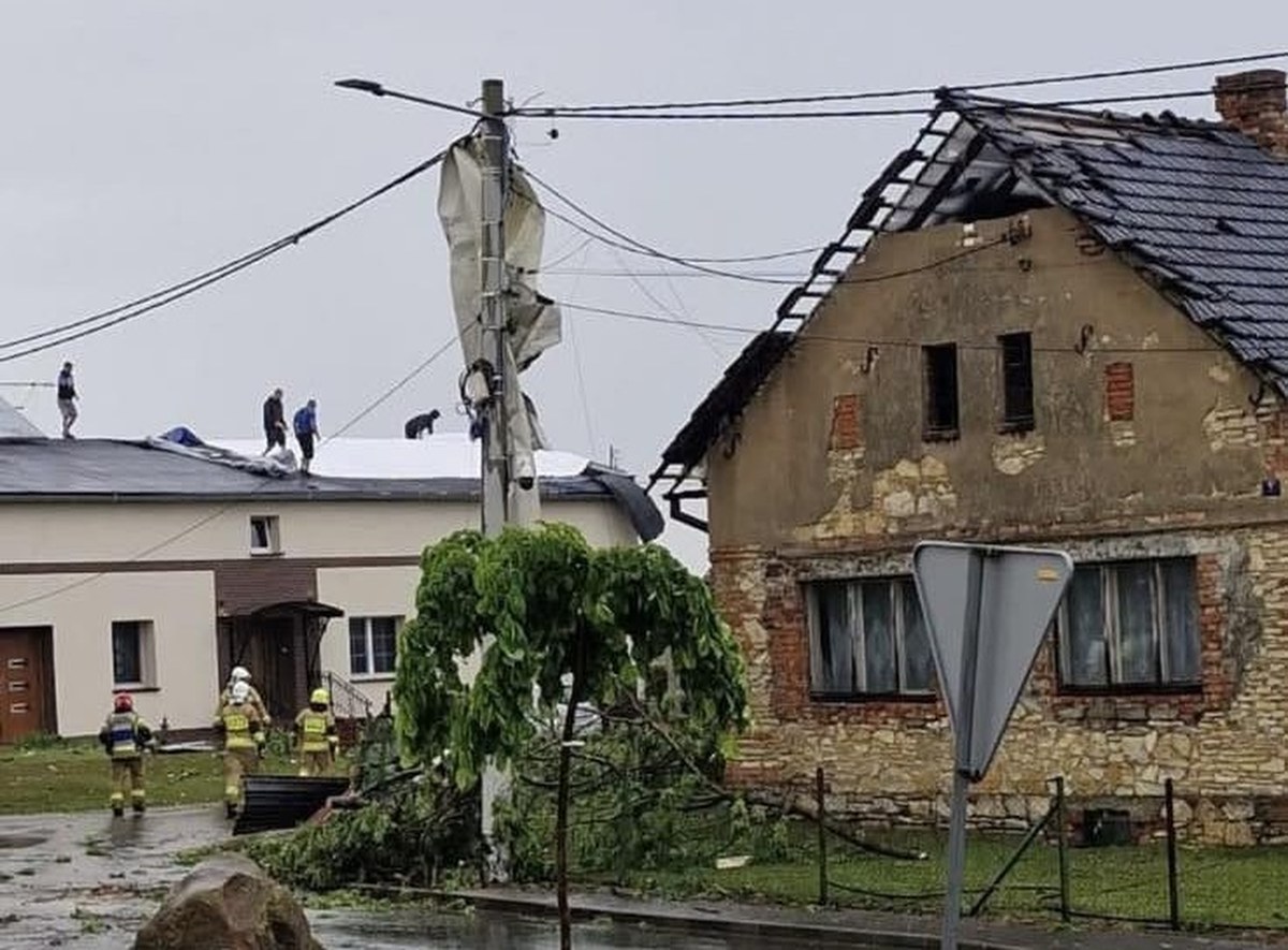 Uszkodzone budynki, zerwane linie energetyczne. Nawałnica przeszła przez Balcarzowice