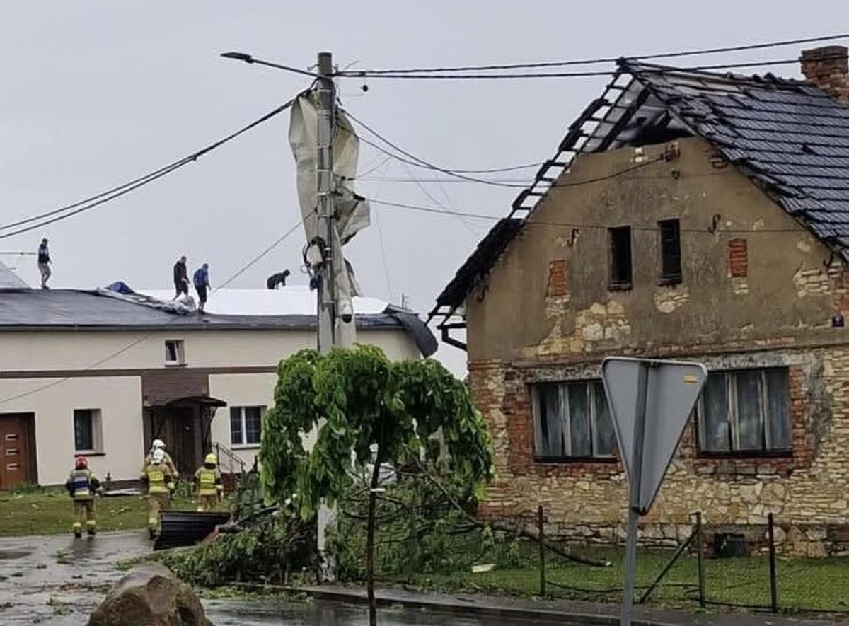 ​Szesnaście uszkodzonych budynków, zerwane linie energetyczne i powalone drzewa - to efekt nawałnicy, która w nocy z soboty na niedzielę przeszła nad Balcarzowicami w powiecie strzeleckim na Opolszczyźnie. W sumie strażacy odnotowali 26 zgłoszeń. 