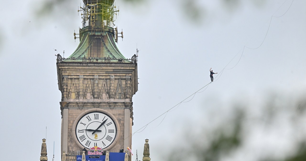 Warszawa. Jaan Roose przeszedł po linie nad centrum miasta. Mówił o kontuzji Warszawa. Jaan Roose przeszedł po linie nad centrum miasta. Mówił o kontuzji