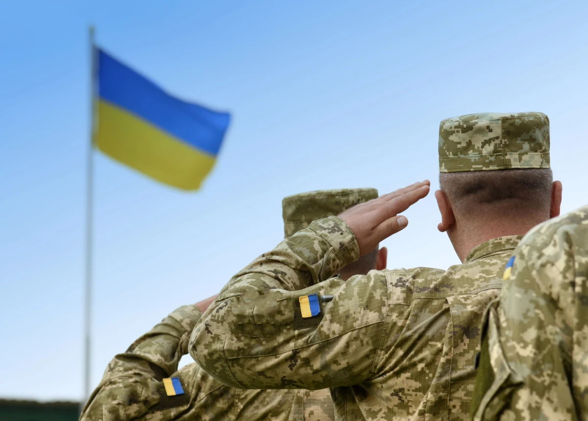 ​Wzajemne uderzenia na cele w Rosji i Ukrainie. Jak przekazała agencja Reutera, w nocy z soboty na niedzielę ukraińskie bezzałogowce zaatakowały obiekty infrastruktury energetycznej i przemysłowej w kilku regionach Rosji. Celem ataków była m.in. rafineria w Saratowie. Z kolei z informacji przekazanych przez Siły Powietrzne Ukrainy w ciągu ostatniej doby Rosjanie wystrzelili w stronę Ukrainy prawie 230 dronów. "Co najmniej dwie osoby zginęły, a blisko 20 zostało rannych" - powiadomiono w niedzielnych komunikatach władz. 