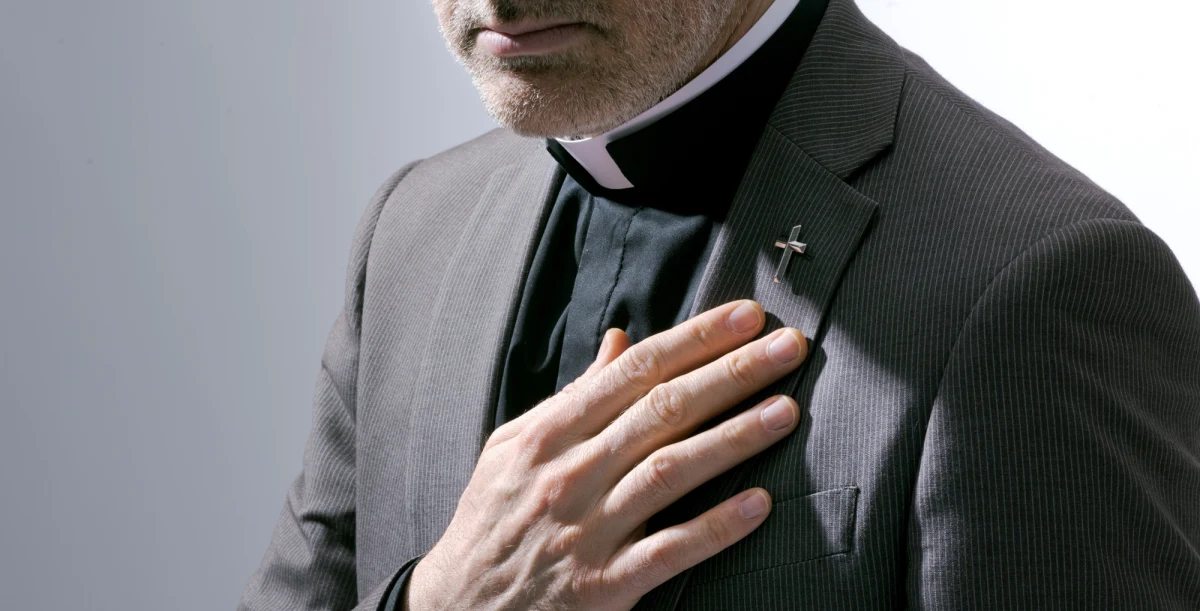 Mirosław M., były proboszcz z gminy Tarczyn na Mazowszu, który zaatakował siekierą i podpalił znajomego, usłyszy dodatkowy zarzut. Jak informuje prokuratura, śledztwo w tej sprawie dobiega końca.