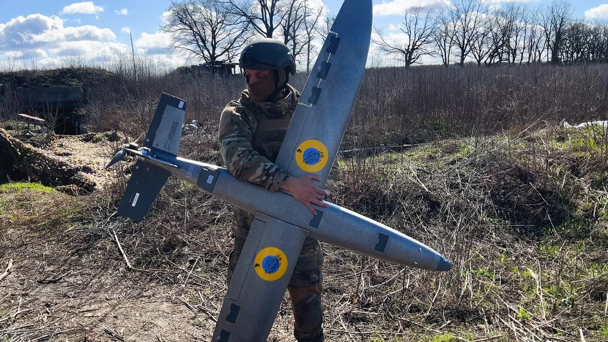 Trzeci Korpus Armijny Sił Zbrojnych Ukrainy poinformował o przejęciu kontroli nad logistycznymi trasami okupantów w obwodzie ługańskim i na wschodniej Słobożańszczyźnie. Ukraińskie drony uderzyły w rosyjską infrastrukturę wojskową, docierając aż do przejścia granicznego Izwaryne, ponad 200 km w głąb terytorium kontrolowanego przez Rosjan.