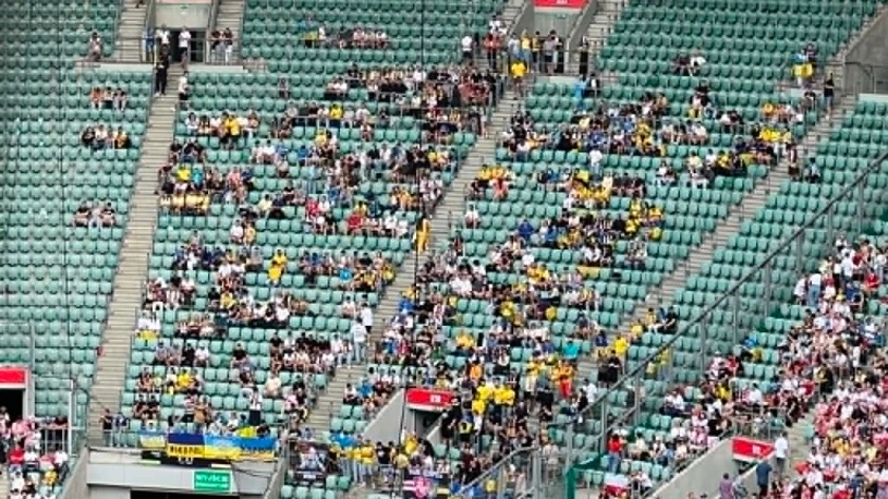 Tak zachowali się polscy kibice po hymnie Ukrainy. Poruszenie na stadionie