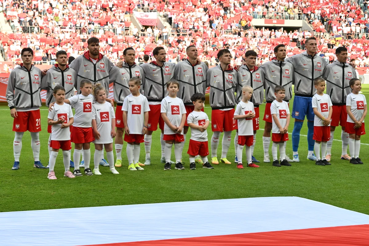 O godz. 17:30 usłyszeliśmy pierwszy gwizdek w meczu Polska - Ukraina. Biało-Czerwoni pod egidą Jana Urbana mierzą się z Ukrainą we Wrocławiu. Oto w jakim składzie wyszliśmy na boisko. Po pierwszej połowie przegrywamy z Ukrainą 0:2.