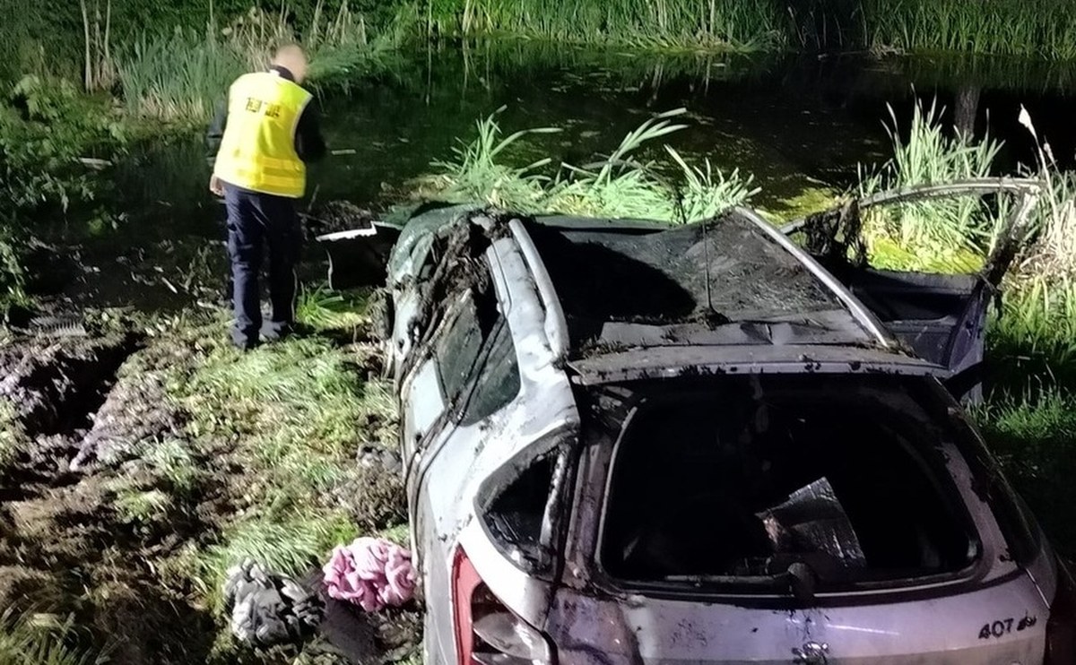 Nie miała prawa jazdy, wjechała do bagna. Dwie osoby nie żyją