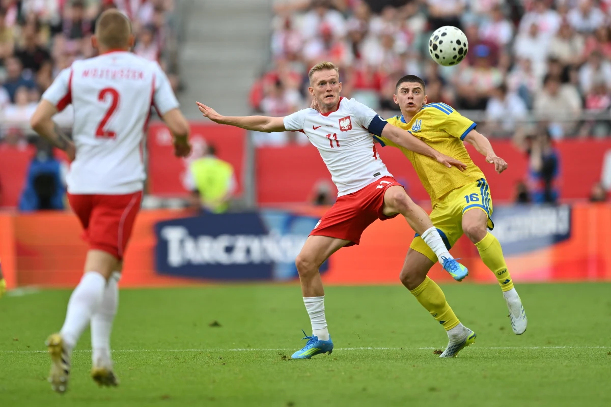 O godz. 17:30 usłyszeliśmy pierwszy gwizdek w meczu Polska - Ukraina. Biało-Czerwoni pod egidą Jana Urbana zmierzyli się z Ukrainą we Wrocławiu. Pierwsza połowa zakończyła się prowadzeniem Ukraińców 0:2. W drugiej połowie nie odrobiliśmy strat.