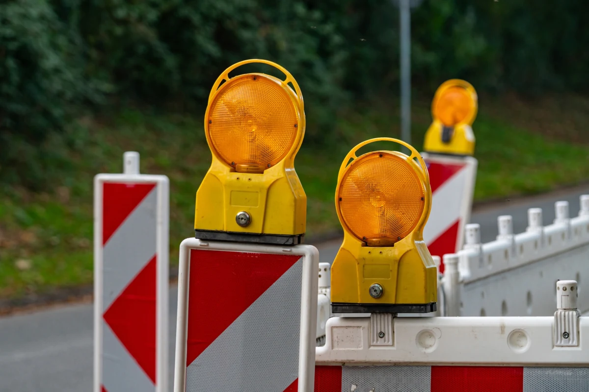 Kierowcy muszą przygotować się na utrudnienia na drodze ekspresowej S8. Od poniedziałku 1 czerwca przez dwa miesiące na węźle Łask w Łódzkiem obowiązuje ograniczenie ruchu. Na drodze wojewódzkiej nr 473 remontowany będzie przejazd kolejowy i dlatego na węźle Łask można pojechać jedynie w kierunku Wadlewa. Jak ominąć utrudnienia? 