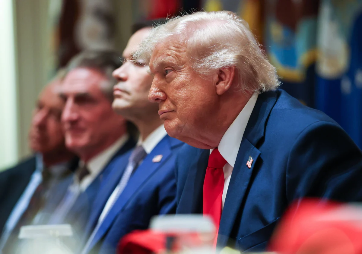​Prezydent USA Donald Trump zażądał kolejnych zmian w porozumieniu z Iranem, które ma zakończyć trwający od miesięcy konflikt na Bliskim Wschodzie. Jak informuje stacja CBS News, decyzja zapadła po piątkowym spotkaniu prezydenta z najbliższymi doradcami. W efekcie rozmowy między Waszyngtonem a Teheranem przedłużą się kolejny tydzień.