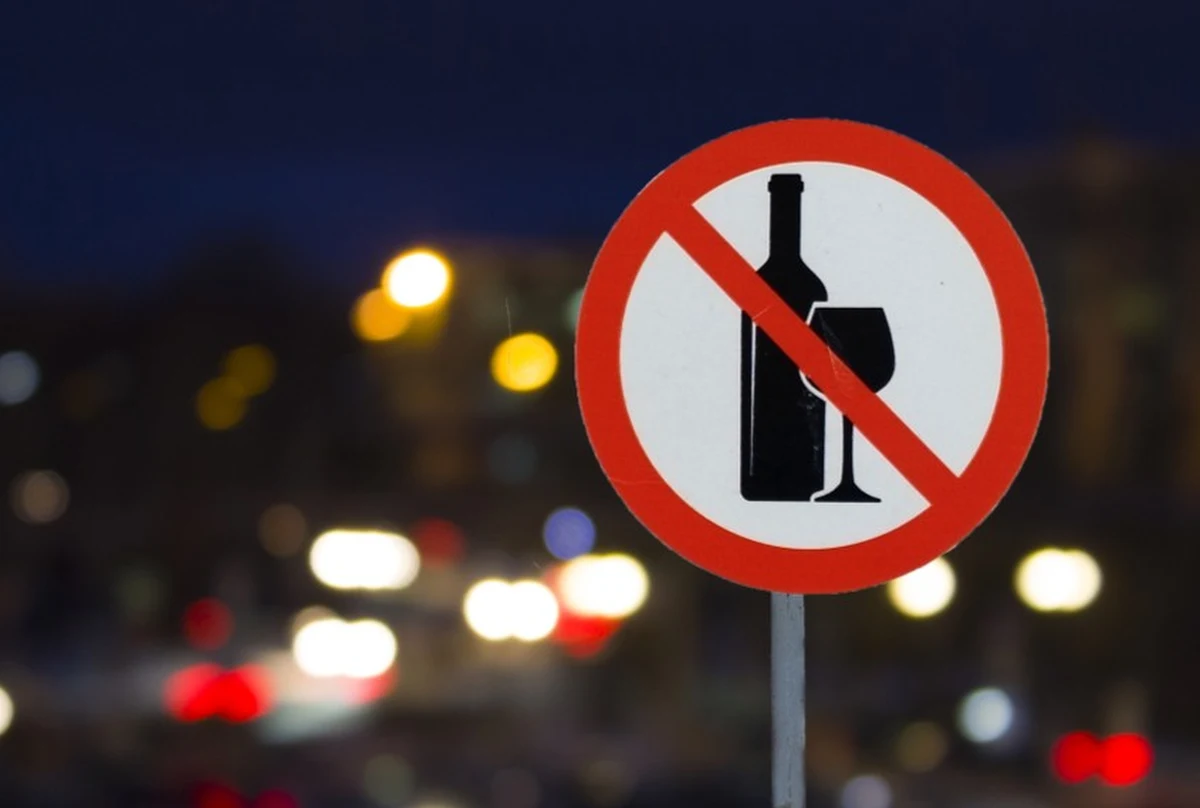 Od dziś w Warszawie obowiązuje nocny zakaz sprzedaży alkoholu w sklepach i na stacjach benzynowych. „Po 4 latach walki o spokój, bezpieczeństwo i ciszę nocną dla mieszkanek i mieszkańców Warszawy mamy to” – ogłosili w mediach społecznościowych aktywiści z organizacji Miasto jest Nasze. 