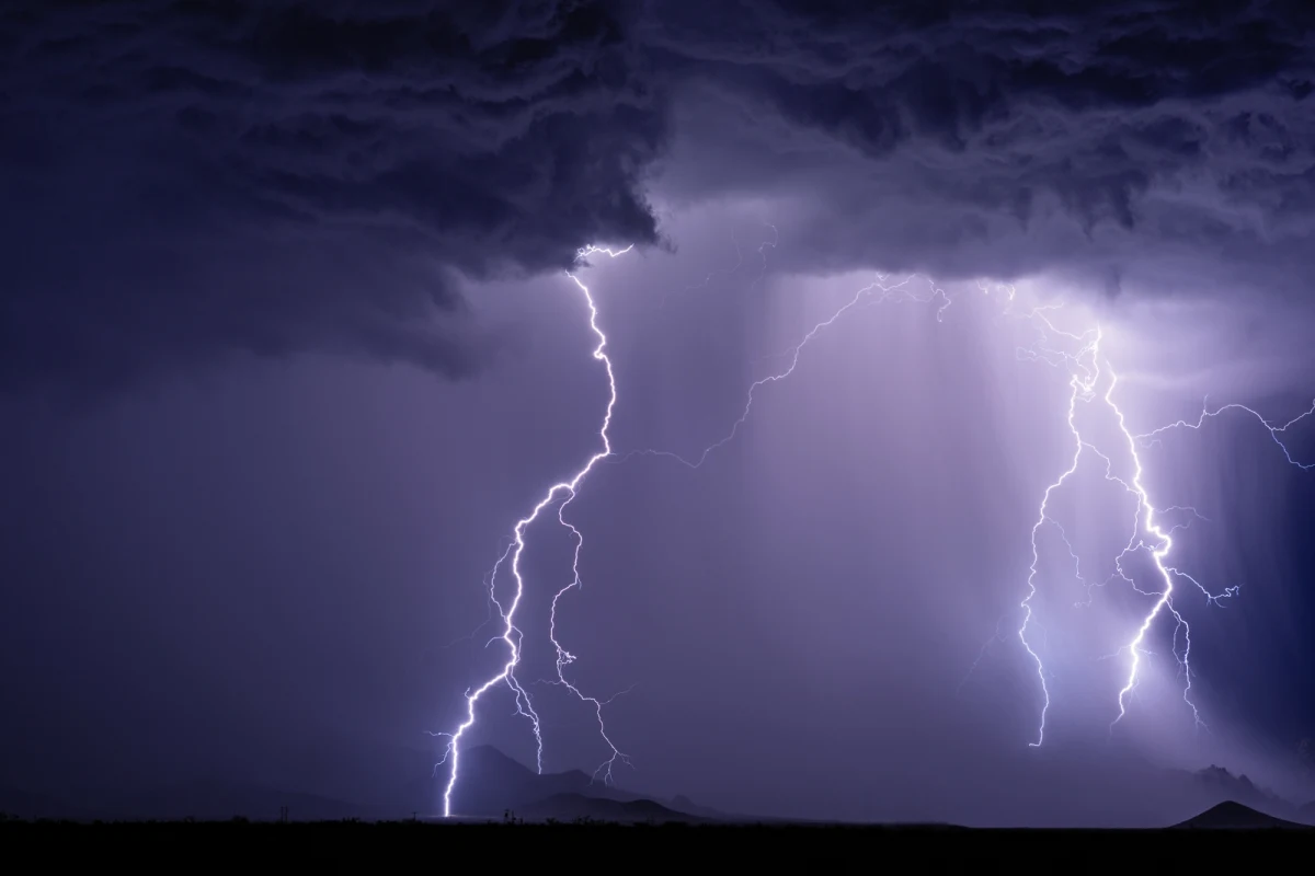 Instytut Meteorologii i Gospodarki Wodnej wydał ostrzeżenia I stopnia przed burzami i intensywnymi opadami dla większości kraju. Alerty obowiązują od południa w poniedziałek.