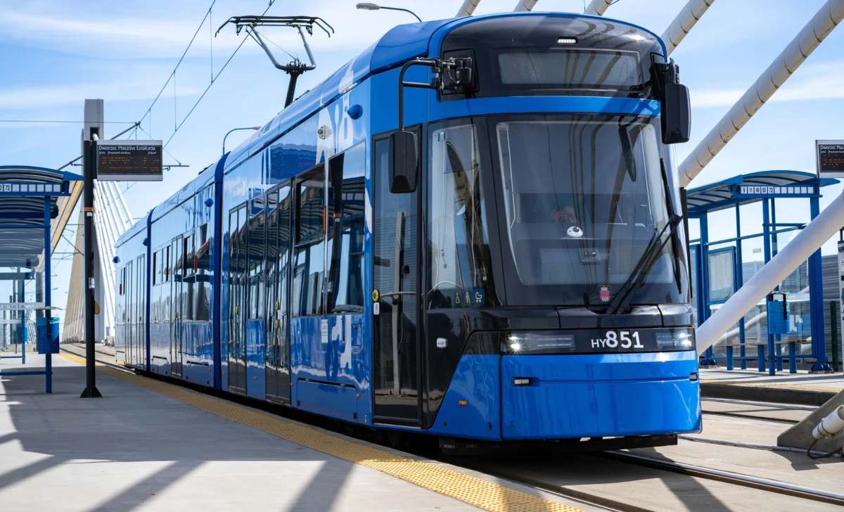 Znamy już termin zakończenia budowy szybkiego tramwaju do krakowskich Mistrzejowic. Firma Gülermak, wykonawca linii, podał, że prace budowlane, testy oraz odbiory infrastruktury mają zakończyć się do 31 sierpnia. Jeszcze wcześniej skończą się wszystkie roboty prowadzone na powierzchni, które utrudniają komunikację pieszą i samochodową.