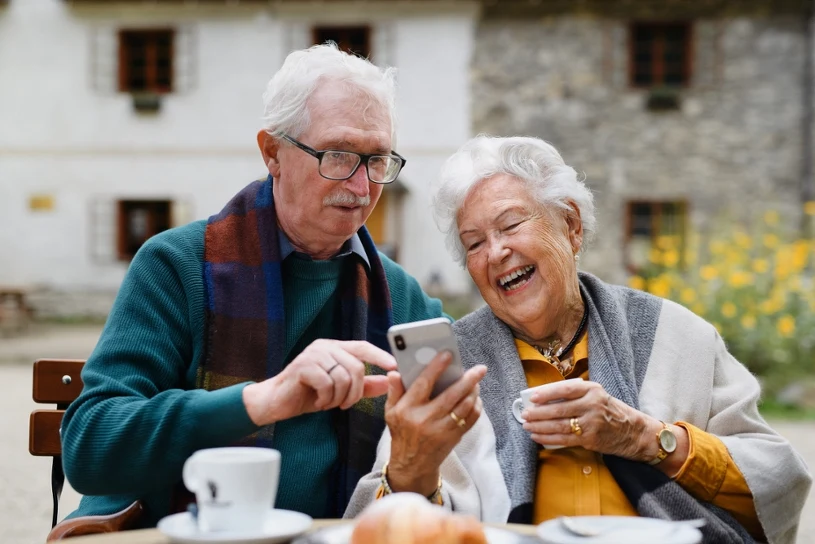 Aplikacje dla seniora. Każdy emeryt musi je mieć w telefonie