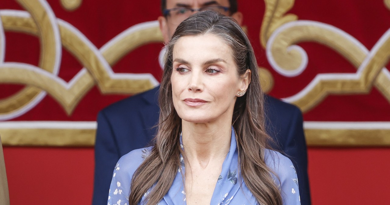 Niebieska sukienka w kwiaty królowej Letizii podbija lato 2026. To istny hit
