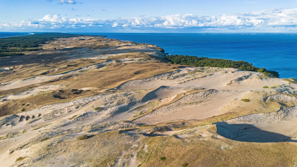 Mierzeja Kurońska, nazywana "Saharą Bałtyku", to prawdziwy raj dla miłośników natury i szerokich, piaszczystych plaż. Rozciągająca się na 98 kilometrów mierzeja jest najdłuższą plażą Europy i jednym z najbardziej niezwykłych miejsc na mapie kontynentu.