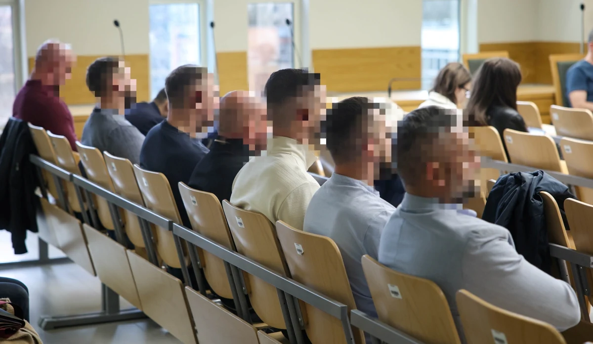 Sąd Apelacyjny w Krakowie ogłosił w poniedziałek prawomocny wyrok w głośnym procesie przeciwko członkom grupy pseudokibiców Ruchu Chorzów - Psycho Fans. Sprawa dotyczyła 46 osób oskarżonych o łącznie 110 przestępstw, w tym zabójstwo, usiłowanie zabójstwa, porwania, brutalne pobicia, udział w tzw. ustawkach, rozboje, kradzieże oraz handel narkotykami.