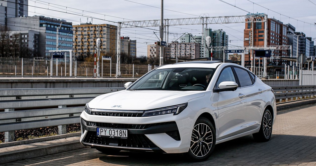 JAC J7 Plus to konkurent Camry i Superba w cenie Dacii. Tylko 89 900 zł