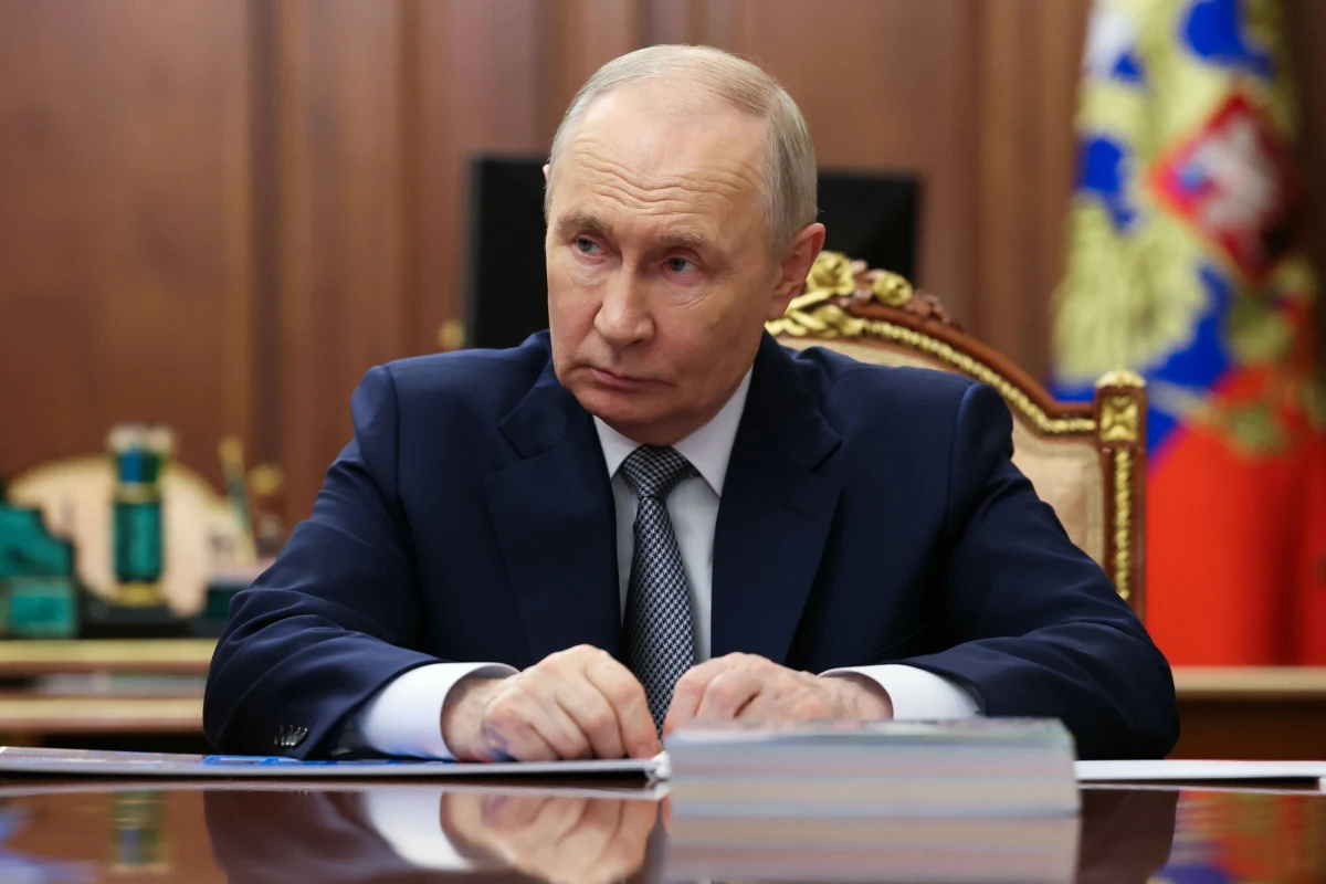 Wysocy rangą rosyjscy urzędnicy państwowi ostrzegli prezydenta Władimira Putina, że wydatki na wojnę w Ukrainie zagrażają stabilności kraju - podaje agencja Bloomberga. To najpoważniejszy sygnał wewnętrznego rozłamu w Moskwie od początku pełnoskalowej inwazji. Podczas gdy Ministerstwo Finansów i Bank Centralny alarmują o rekordowym deficycie, resort obrony żąda kolejnych miliardów na armię.