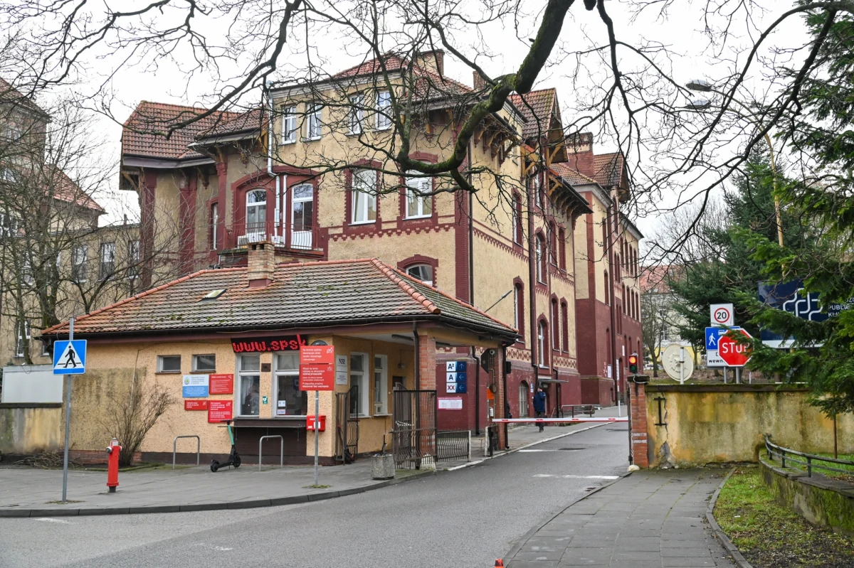 W Uniwersyteckim Szpitalu Klinicznym nr 2 PUM w Szczecinie wybuchł pożar. Na szczęście nikomu nic się nie stało, ale jeden z oddziałów został czasowo wyłączony z funkcjonowania. "Pacjent przebywający w izolatce rozpalił ognisko, ponieważ chciał opuścić to pomieszczenie" - wskazuje przyczynę pożaru rzecznik szpitala.