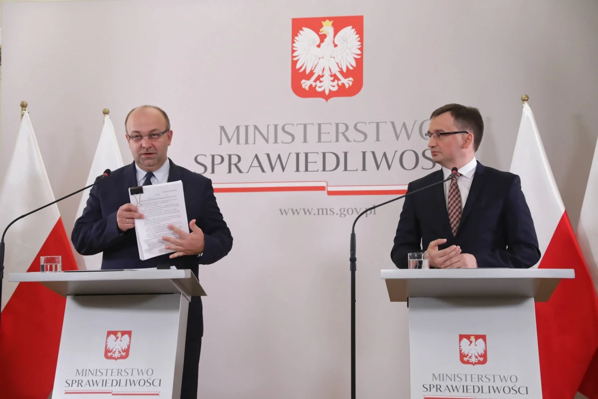 Prezes Urzędu Ochrony Danych Osobowych nałożył 100 tysięcy złotych kary na Ministra Sprawiedliwości. Sprawa dotyczy tzw. afery hejterskiej. Według urzędu ówczesny minister Zbigniew Ziobro nie zastosował odpowiednich zabezpieczeń, które uniemożliwiłyby bezprawne przetwarzanie pochodzących z Ministerstwa Sprawiedliwości danych osobowych sędziów.