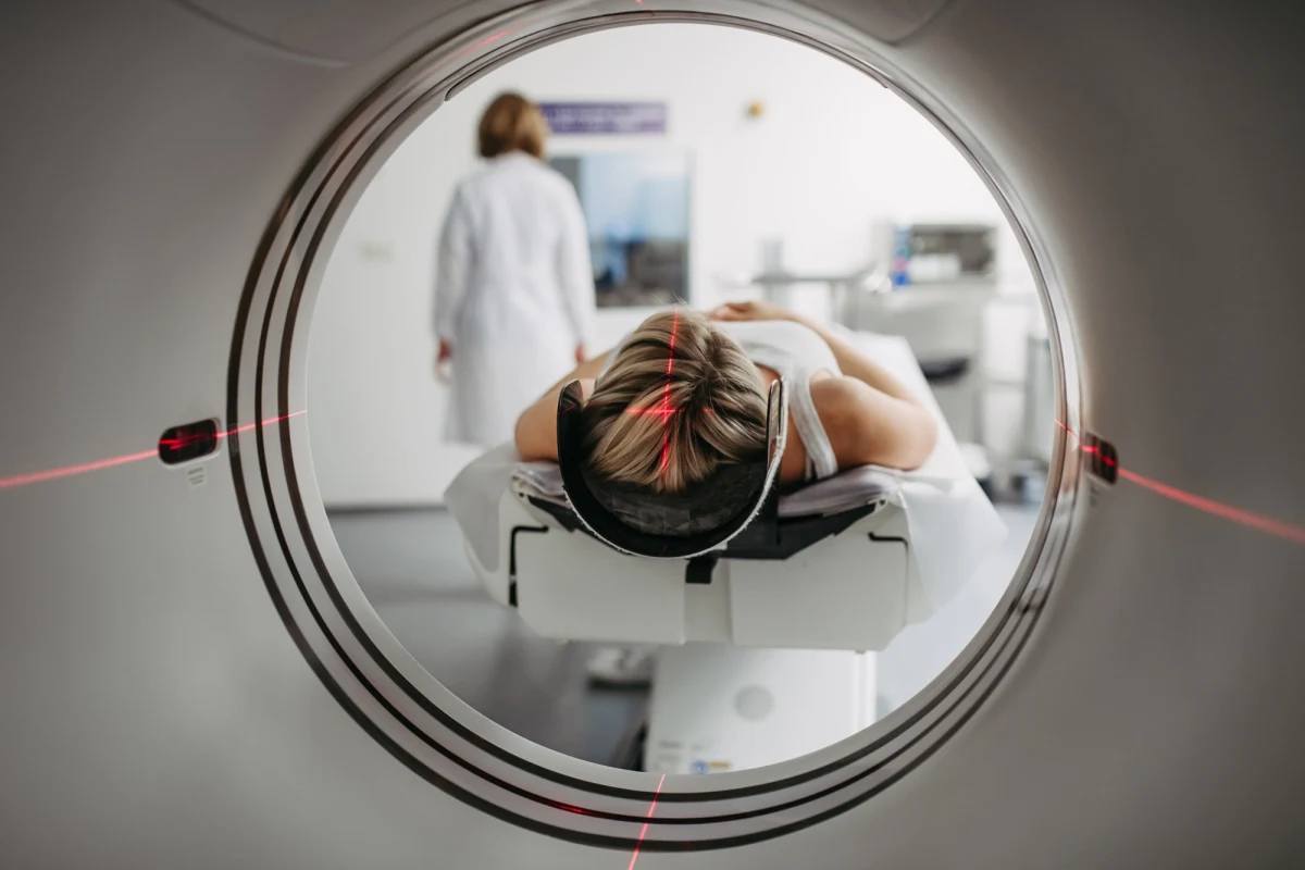 Będą zmiany w finansowaniu badań diagnostycznych dla pacjentów onkologicznych. Jak dowiedział się dziennikarz RMF FM Michał Dobrołowicz, jeszcze dzisiaj Ministerstwo Zdrowia i Narodowy Fundusz Zdrowia mają zaprezentować zmianę w tej sprawie. Jest to reakcja na szereg apeli organizacji pacjentów. Efektem mają być szybsze terminy badań dla osób po leczeniu onkologicznych, w ramach tzw. follow-up. 