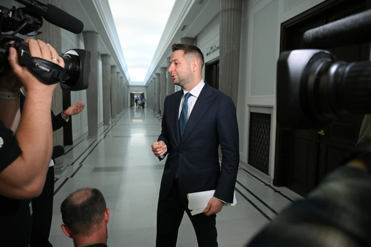 Dziś w Parlamencie Europejskim został złożony wniosek o uchylenie immunitetu europosła Patryka Jakiego i wyrażenie zgody na pociągnięcie do odpowiedzialności karnej, zatrzymanie oraz przymusowe doprowadzenie. Sprawa dotyczy okresu, gdy Jaki pełnił funkcję wiceministra sprawiedliwości i nadzorował Służbę Więzienną. Według śledczych miał on wydać polecenia prowadzące do bezprawnych decyzji kadrowych wobec jednego z funkcjonariuszy. Sam zainteresowany nie pozostawia na wniosku prokuratury suchej nitki, nazywając go "najbardziej żałosnym wnioskiem w historii III RP" i "hucpą".