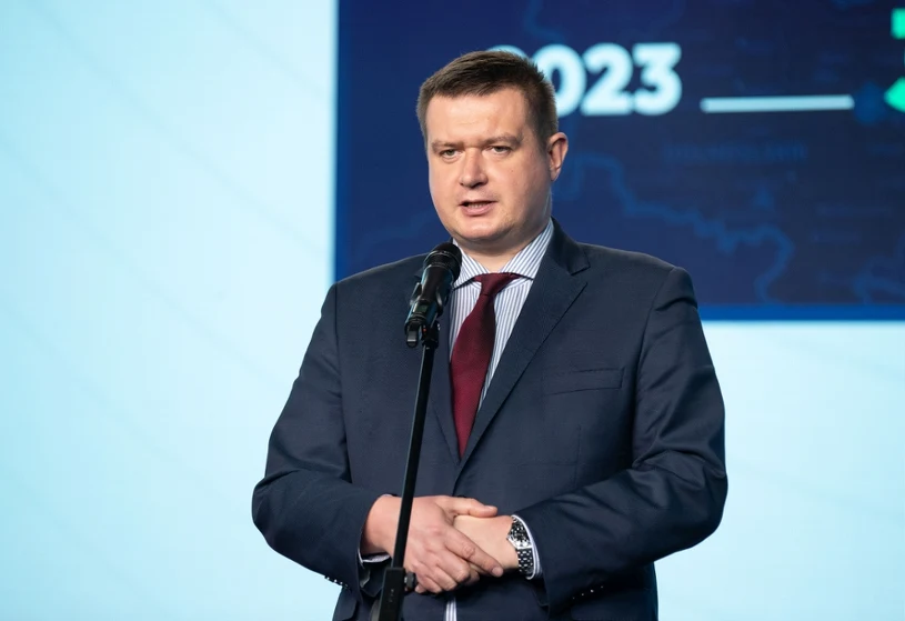 Poseł PiS przeprasza po incydencie. Został wyniesiony z samolotu
