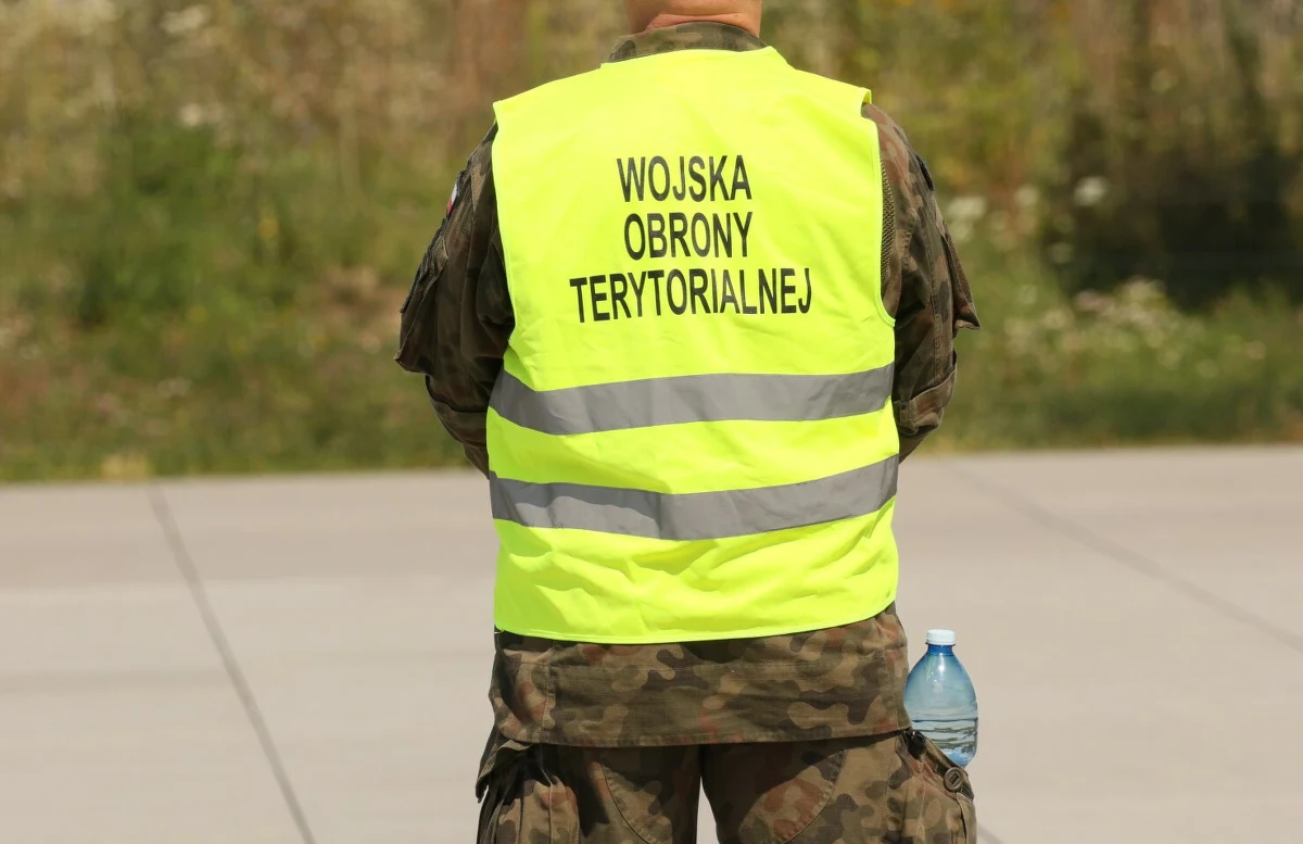 Sąd Rejonowy Lublin-Zachód zgodził się na tymczasowe aresztowanie byłego żołnierza Wojsk Obrony Terytorialnej podejrzanego o usiłowanie zabójstwa ze szczególnym okrucieństwem. Według ustaleń 47-latek miał w niedzielę w powiecie łęczyńskim oblać kolegę syna benzyną i go podpalić. Poszkodowany jest w ciężkim stanie.