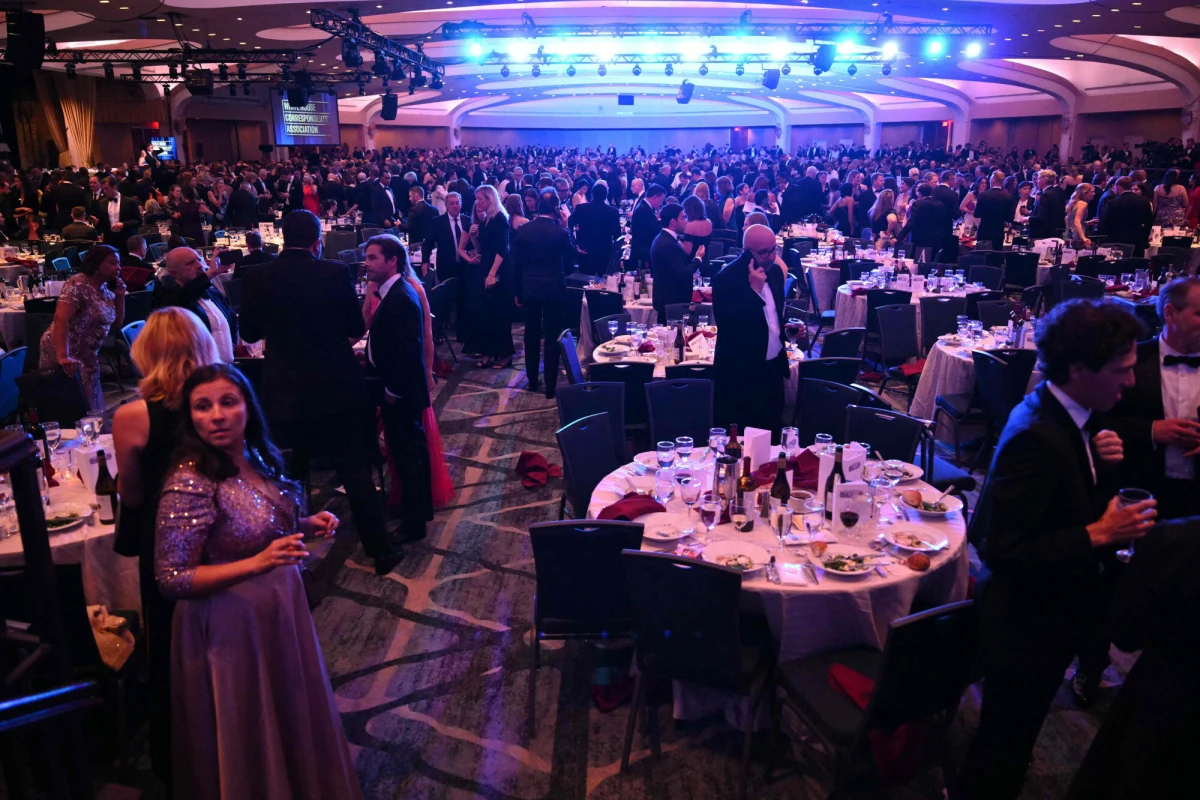 Stowarzyszenie Korespondentów przy Białym Domu ogłosiło, że coroczna gala, przerwana w kwietniu z powodu próby zamachu na prezydenta Donalda Trumpa, odbędzie się ponownie 24 lipca. Organizatorzy zapowiadają zaostrzone środki bezpieczeństwa oraz bardziej kameralny charakter wydarzenia, podkreślając jednocześnie, że wolna prasa nie da się zastraszyć.