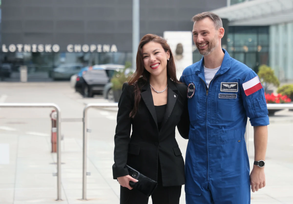 Sławosz i Aleksandra Uznańscy-Wiśniewscy przekazali w mediach społecznościowych informację o narodzinach syna. Astronauta i posłanka opublikowali też zdjęcie, na którym widać potomka. 