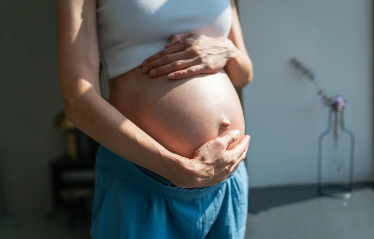 Ani jeden szpital w Polsce nie uruchomił dotychczas rządowego programu dla kobiet w ciąży "TOP Mama" - ustalił dziennikarz RMF FM Michał Dobrołowicz. Sam program formalnie ruszył w lutym i miał zapewnić bezpłatny transport na najbliższą porodówkę z miejsc, w których zniknął oddział położniczy. Dodatkowo miał umożliwić też otwarcie pokoju narodzin, gdzie w sytuacji awaryjnej poród przyjmie położna.