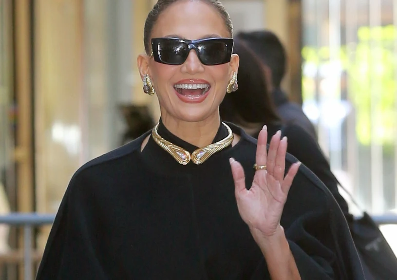 Posągowa Jennifer Lopez podbija Nowy Jork. Fason sukienki już jest hitem