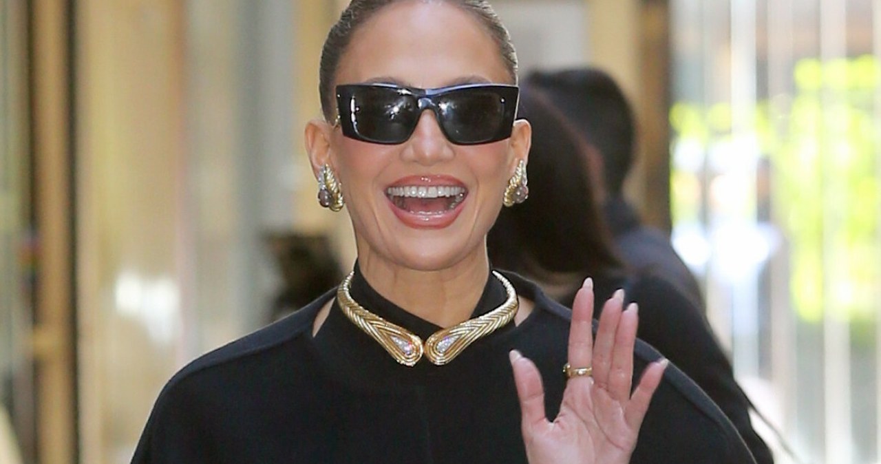 Posągowa Jennifer Lopez podbija Nowy Jork. Fason sukienki już jest hitem