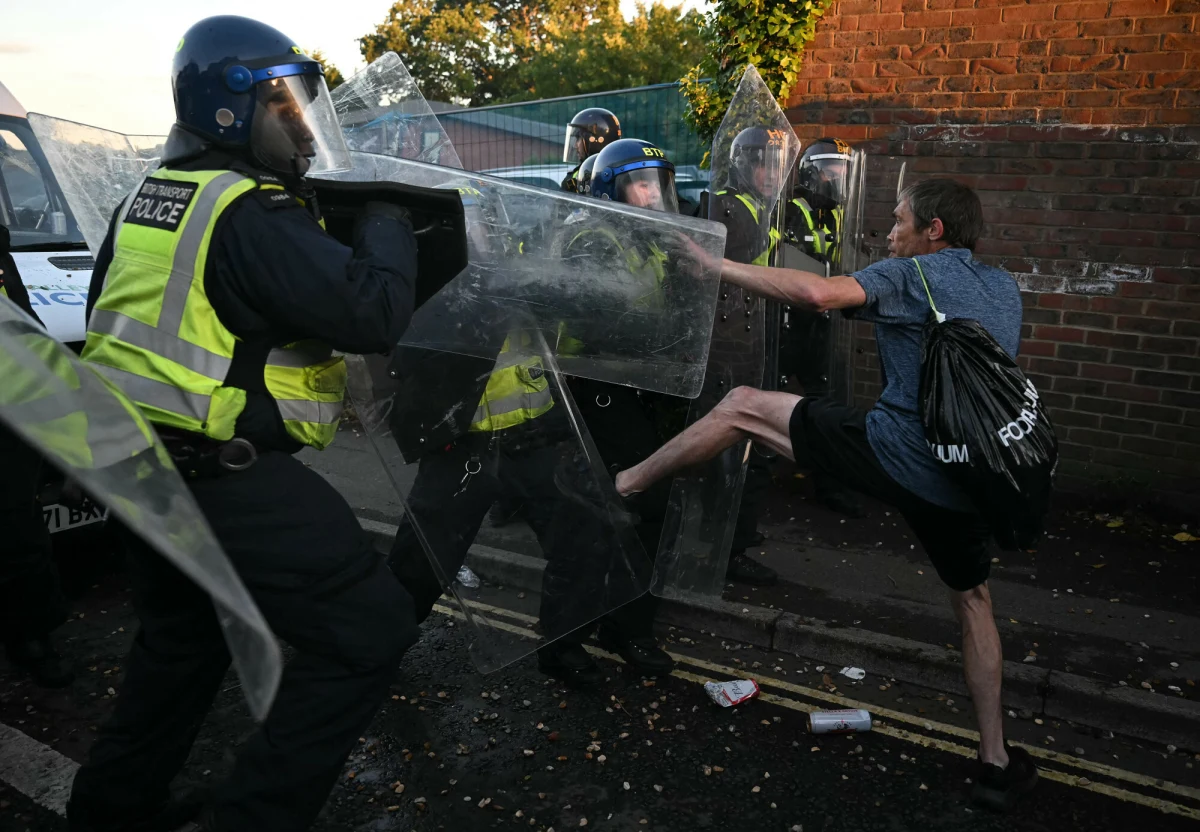 W Southampton na południu Anglii doszło do gwałtownych zamieszek po publikacji nagrania, na którym widać, jak policjanci zakuwają w kajdanki umierającego, dźgniętego nożem 18-letniego polskiego studenta, Henry'ego Nowaka. W mieście doszło do starć z policją, a funkcjonariusze zostali obrzuceni m.in. cegłami i butelkami.