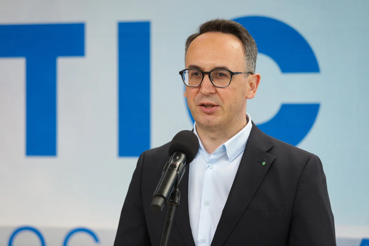 Minister infrastruktury Dariusz Klimczak poinformował, że rząd planuje przeznaczyć około 9-10 miliardów złotych na pozamilitarne przygotowania obronne w obszarze infrastruktury. Środki te mają zostać wykorzystane na inwestycje realizowane przez służby podległe Ministerstwu Spraw Wewnętrznych i Administracji oraz przez Generalną Dyrekcję Dróg Krajowych i Autostrad oraz PKP PLK.