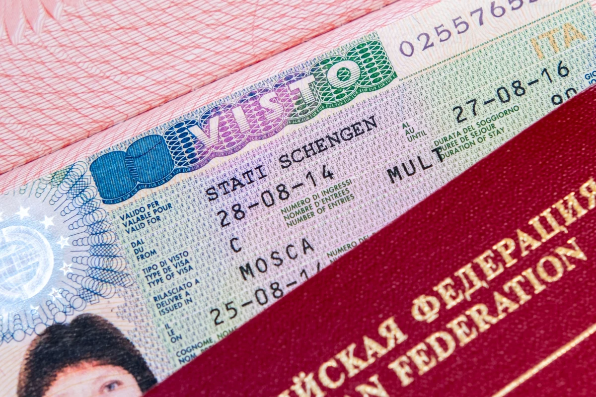 Polska i 10 innych krajów - Szwecja, Czechy, Dania, Estonia, Finlandia, Łotwa, Litwa, Holandia oraz nienależące do UE Norwegia i Islandia - zażądały od Komisji Europejskiej pilnego zablokowania wiz Schengen dla Rosjan. Chodzi o twarde rozwiązania legislacyjne, które umożliwią natychmiastowe zablokowanie wjazdu obywateli wrogich państw w sytuacji zagrożenia geopolitycznego. List, do którego dotarła dziennikarka RMF FM, podpisali w imieniu Polski minister spraw zagranicznych Radosław Sikorski oraz minister spraw wewnętrznych i administracji Marcin Kierwiński.