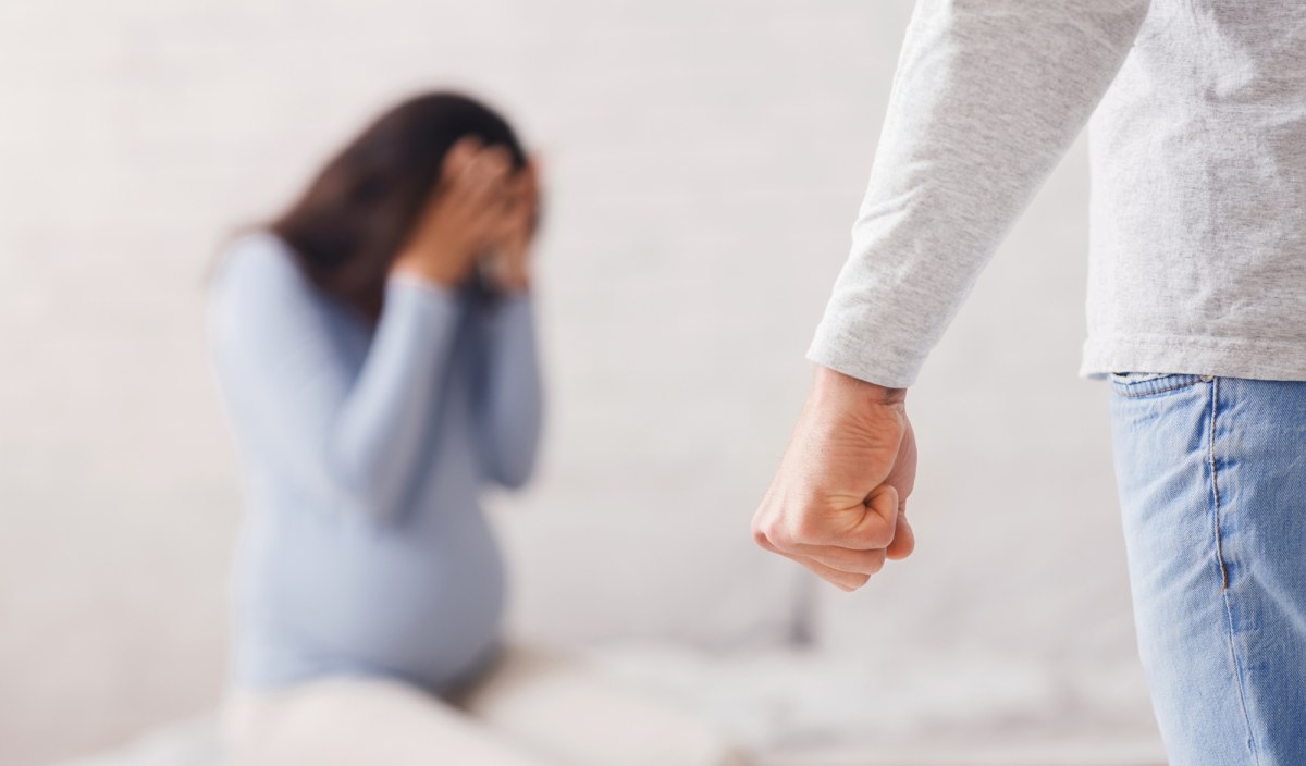 Znęcał się nad ciężarną partnerką. Okrucieństwo 19-latka szokuje