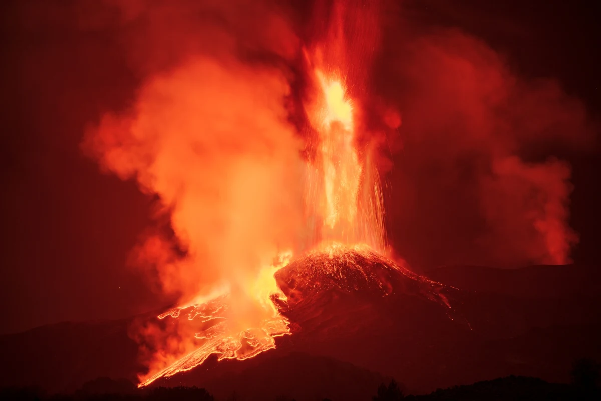 Wulkan Kilauea, jeden z najbardziej aktywnych na świecie, znów dał znać o swojej potędze. 1 czerwca, tuż po świcie, rozpoczął się 48. epizod erupcyjny, który na zawsze zapisze się w historii Hawajów. Potężne fontanny lawy wystrzeliły na 200 metrów, bijąc dotychczasowe rekordy, które utrzymywały się 40 lat.