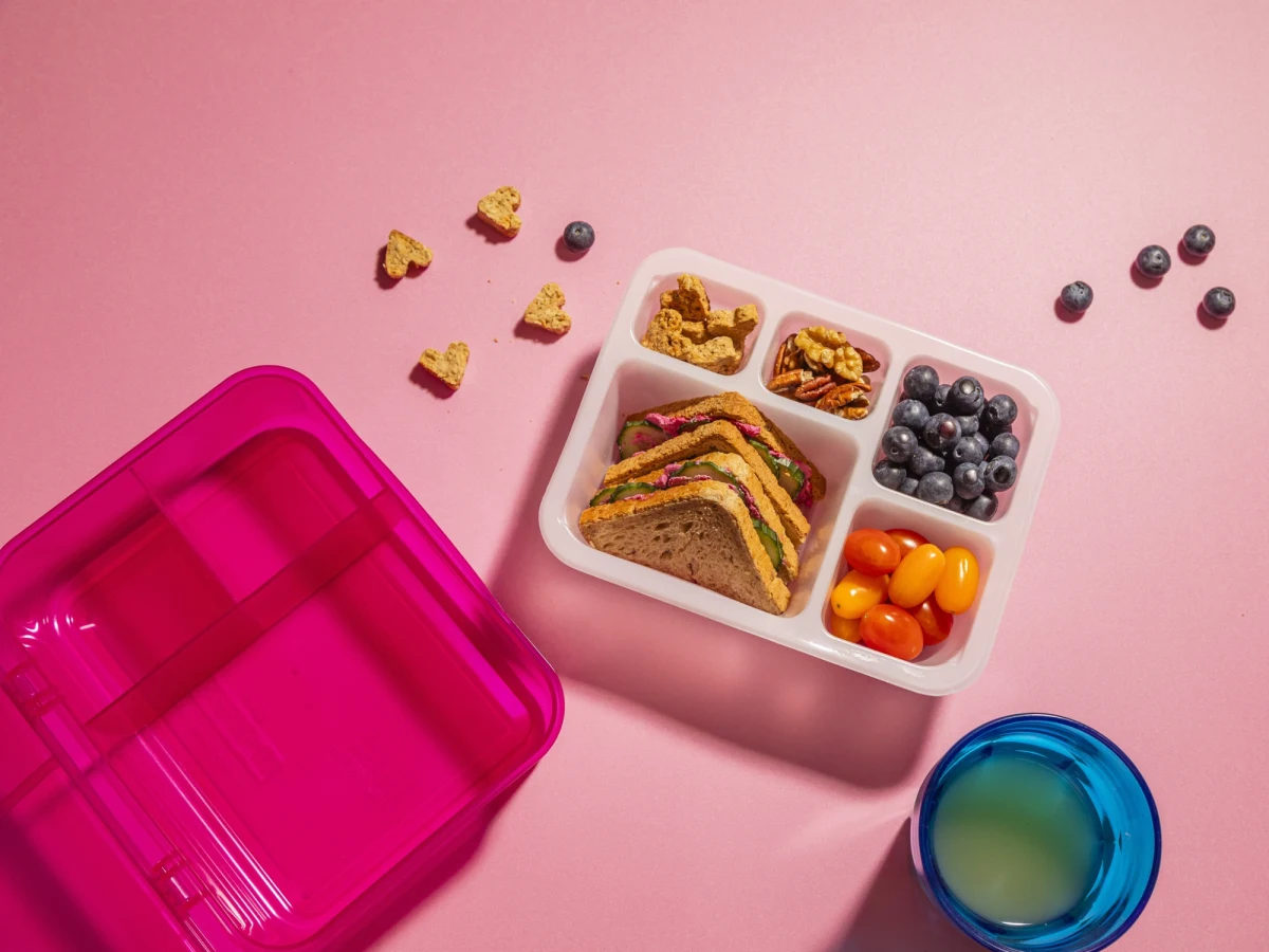 Pamiętacie czasy, gdy drugie śniadanie oznaczało kanapkę z serem zawiniętą w sreberko? Dziś dobry lunchbox jest wart więcej niż sztabka złota: kolorowy, pachnący i pełen niespodzianek, które wzbudzają ciekawość nauczycieli i zachwyt rówieśników. Ta ewolucja to coś więcej niż moda. To świadoma odpowiedź na potrzeby żywieniowe i smakowe najmłodszych. To wygoda i przygoda, która nie tylko karmi, ale przede wszystkim odżywia młode organizmy.