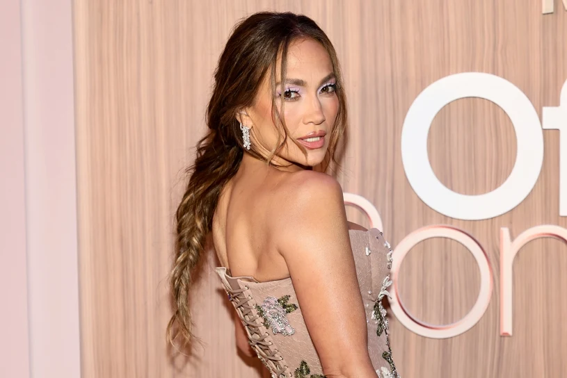 Beż, kaszmir i satyna. Jennifer Lopez pokazuje najpiękniejsze połączenie sezonu