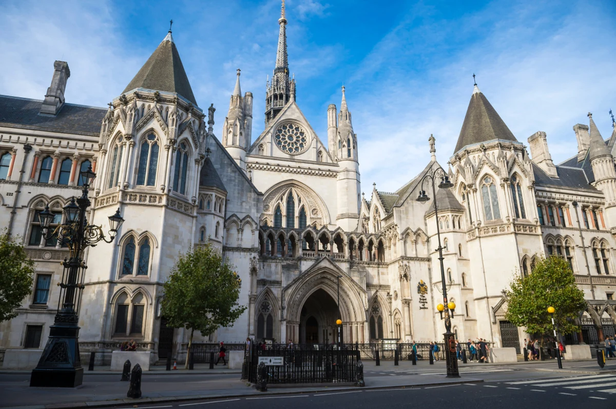 19-letni Johannes Natland stanął przed londyńskim sądem Old Bailey pod zarzutem planowania morderstwa na zlecenie. Z ustaleń brytyjskiej prokuratury wynika, że chłopak został zwerbowany przez znaną szwedzką grupę przestępczą Foxtrot Network, która według śledczych realizuje zlecenia dla rządu Iranu. Za eliminację wskazanego celu nastolatek miał otrzymać pokaźną sumę pieniędzy.