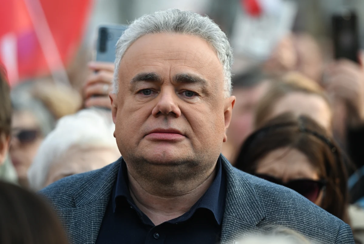 ​Prokuratura Okręgowa w Warszawie wszczęła śledztwo dotyczące policyjnej interwencji w mieszkaniu red. Tomasza Sakiewicza przy ul. Wiktorskiej w Warszawie, do której doszło 15 maja po serii fałszywych alarmów – poinformował rzecznik prasowy prokuratury prok. Piotr Antoni Skiba.