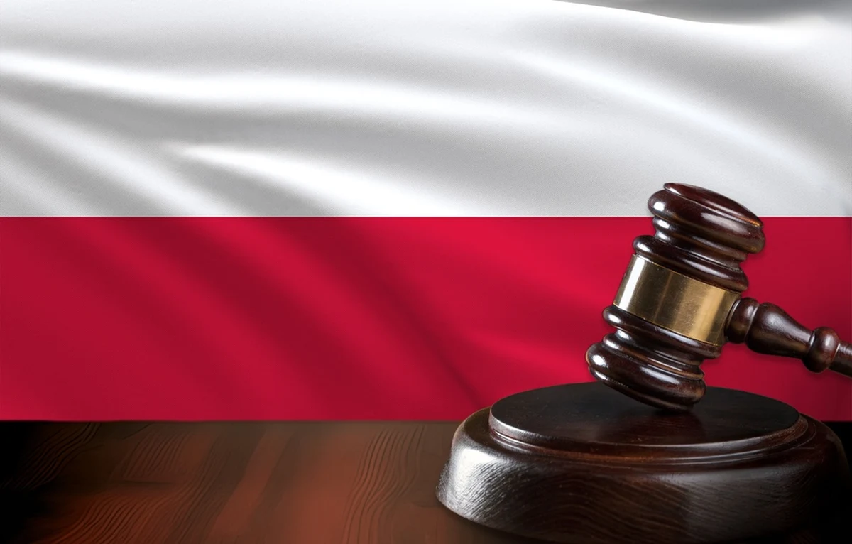 Aż 79 proc. Polaków uważa, że politycy nie ponoszą konsekwencji za łamanie prawa, a 69 proc. sądzi, że sądy nie są niezależne od polityków. Tak wynika z najnowszego sondażu CBOS. Zaufanie do wymiaru sprawiedliwości i poczucie równości wobec prawa są w społeczeństwie bardzo niskie.