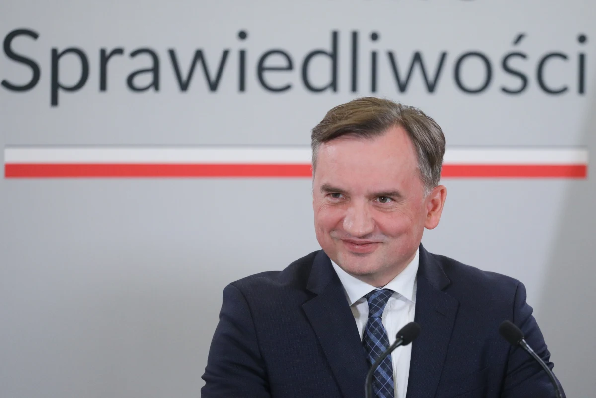 Prokuratura Krajowa zwróciła się do Sądu Apelacyjnego o wyłączenie sędziego Dariusza Drajewicza od rozpoznania zażalenia w sprawie związanej z wnioskiem o wydanie Europejskiego Nakazu Aresztowania (ENA) wobec Zbigniewa Ziobry. PK argumentuje, że chodzi o "uzasadnioną wątpliwość co do bezstronności sędziego" i "przebieg jego kariery służbowej".