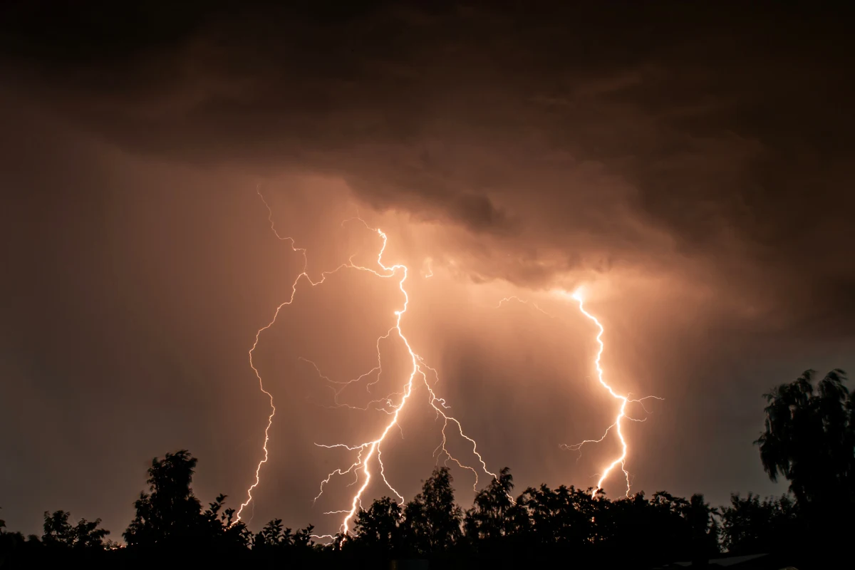 To będzie niespokojne Boże Ciało w pogodzie. Instytut Meteorologii i Gospodarki Wodnej wydał ostrzeżenia pierwszego stopnia przed burzami dla sześciu województw. Mieszkańcy zachodniej i południowo-wschodniej Polski muszą przygotować się na gwałtowne zjawiska pogodowe, w tym silny wiatr, intensywne opady deszczu oraz lokalnie grad.