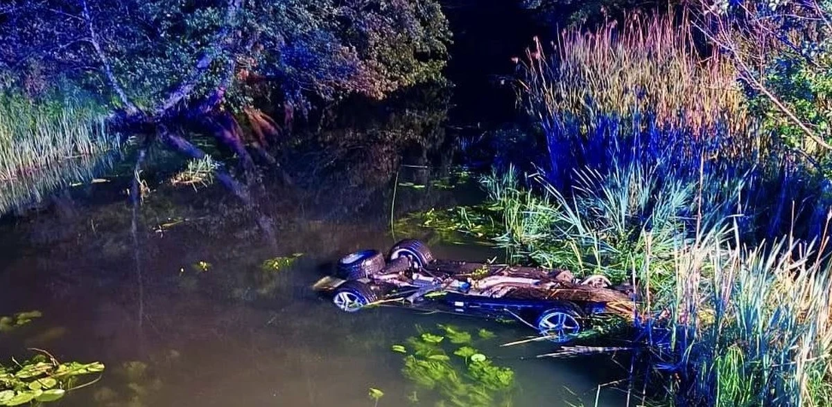 Policja wyjaśnia okoliczności śmiertelnego wypadku w miejscowości Osiek nad Notecią w Wielkopolsce. W nocy ze środy na czwartek osobowe BMW wpadło tam do rzeki. Nie żyje 23-letni mężczyzna. 