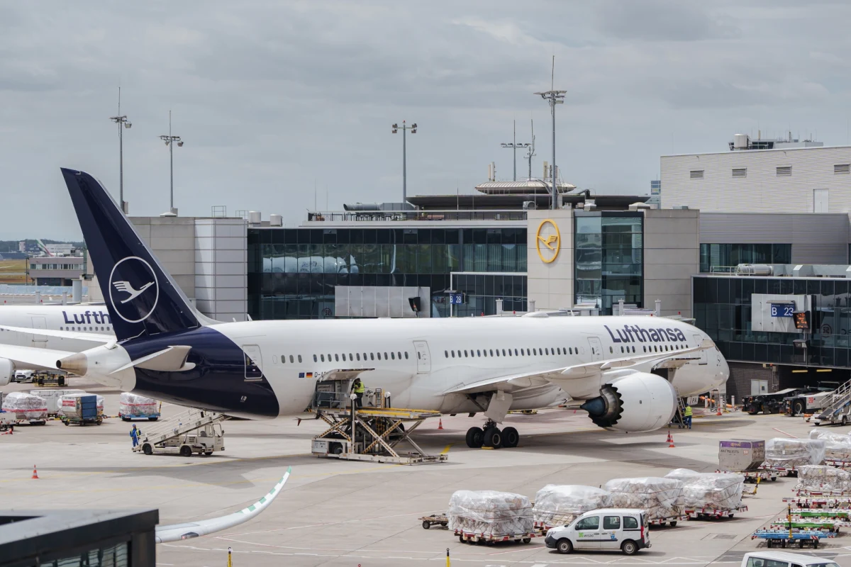 Na lotnisku we Frankfurcie doszło do groźnego incydentu z udziałem Boeinga 787 należącego do niemieckiego przewoźnika Lufthansa. Przed rozpoczęciem lotu do Los Angeles samolot "położył się na brzuch" po zapadnięciu się przedniego podwozia. W wyniku zdarzenia rannych zostało kilku pracowników linii lotniczych. Trwa wyjaśnianie przyczyn wypadku.