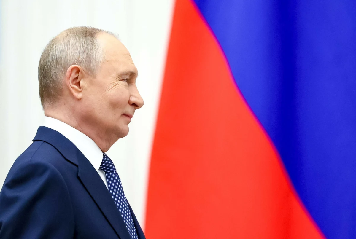 Władimir Putin powiedział, że jest za wcześnie, by stwierdzić, czy będzie ubiegał się o kolejną kadencję w 2030 roku, mimo że konstytucja pozwala mu pozostać u władzy. Stwierdził tak w Sankt Petersburgu, gdzie odbywa się 29. edycja Międzynarodowego Petersburskiego Forum Ekonomicznego, czyli SPIEF, często nazywanego "rosyjskim Davos". "Rosja pokona Ukrainę na polu bitwy, jeśli będzie to konieczne" - powiedział także, dodając, że Rosja jest również gotowa zakończyć wojnę drogą dyplomatyczną i "uszanować bliżej nieokreślone kompromisy", które, jak twierdził, "zostały uzgodnione z Trumpem na szczycie na Alasce w zeszłym roku".