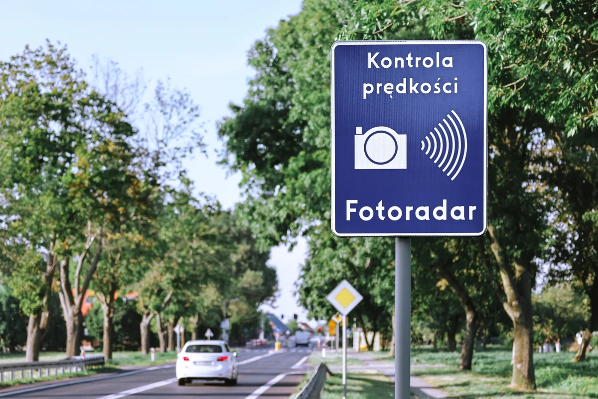 Kierowcy spoza Unii Europejskiej coraz częściej łamią przepisy na polskich drogach, jednak pozostają praktycznie bezkarni - wynika z ustaleń "Rzeczpospolitej". W 2025 roku fotoradary zarejestrowały ponad 120 tysięcy wykroczeń popełnionych przez kierowców aut z rejestracjami spoza UE, ale wystawiono zaledwie niespełna 3,4 tysiąca mandatów.